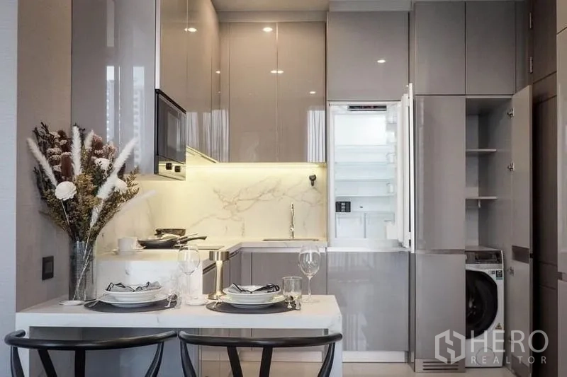 公寓 出租或出售在Huai Khwang, Bangkok - 现代厨房，亮面橱柜，餐岛，内置冰箱和洗衣机