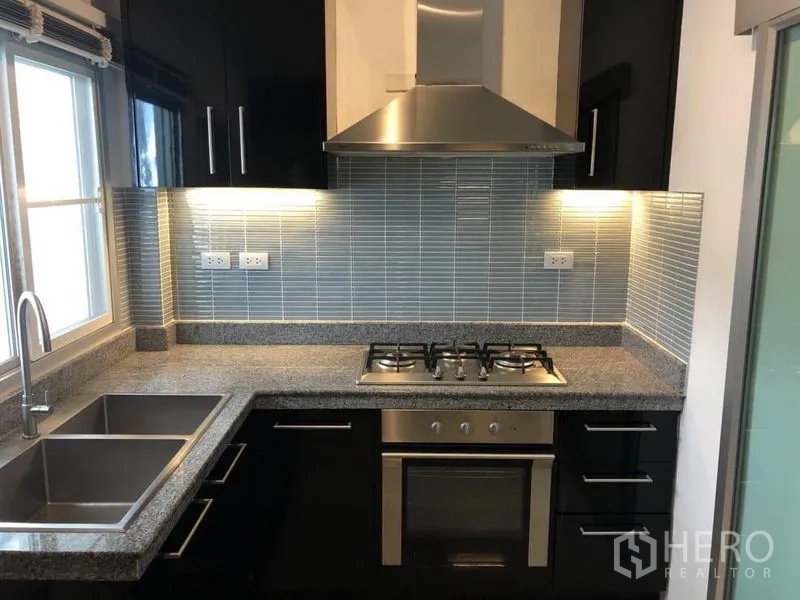 บ้าน ให้เช่าในSaphan Sung, Bangkok - ครัวบิวท์อิน เตาแก๊ส เตาอบ เครื่องดูดควัน อ่างล้างจานคู่ และท็อปหินแกรนิต