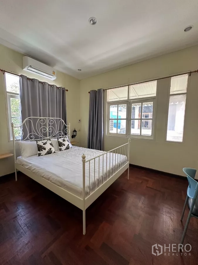 สำนักงานที่บ้าน ให้เช่าในSuan Luang, Bangkok - ห้องนอนเตียงเหล็กสีขาว พร้อมหน้าต่างสามบาน