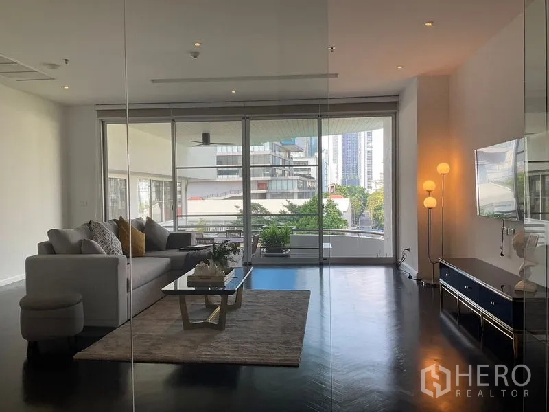 房间 出租在Sathon, Bangkok - 玻璃隔断后的会客室，通向绿意露台。