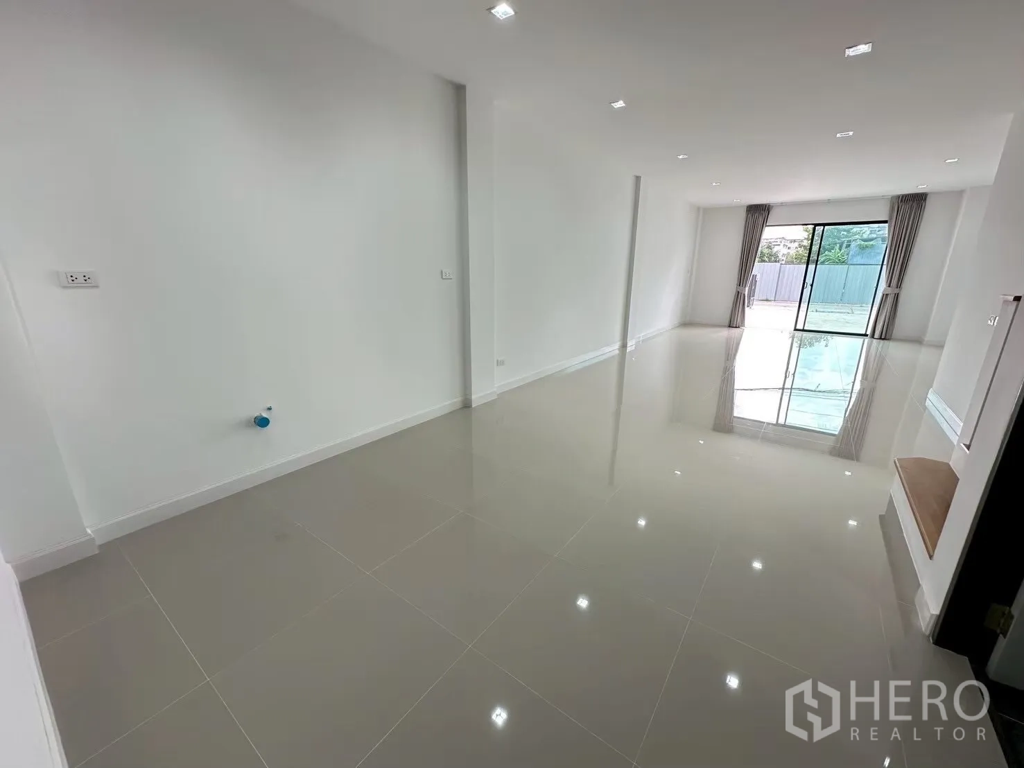 สำนักงานที่บ้าน for rent in Lat Phrao, Bangkok - โถงยาวโปร่งโล่ง พื้นกระเบื้องเงาและประตูกระจกด้านหน้า.