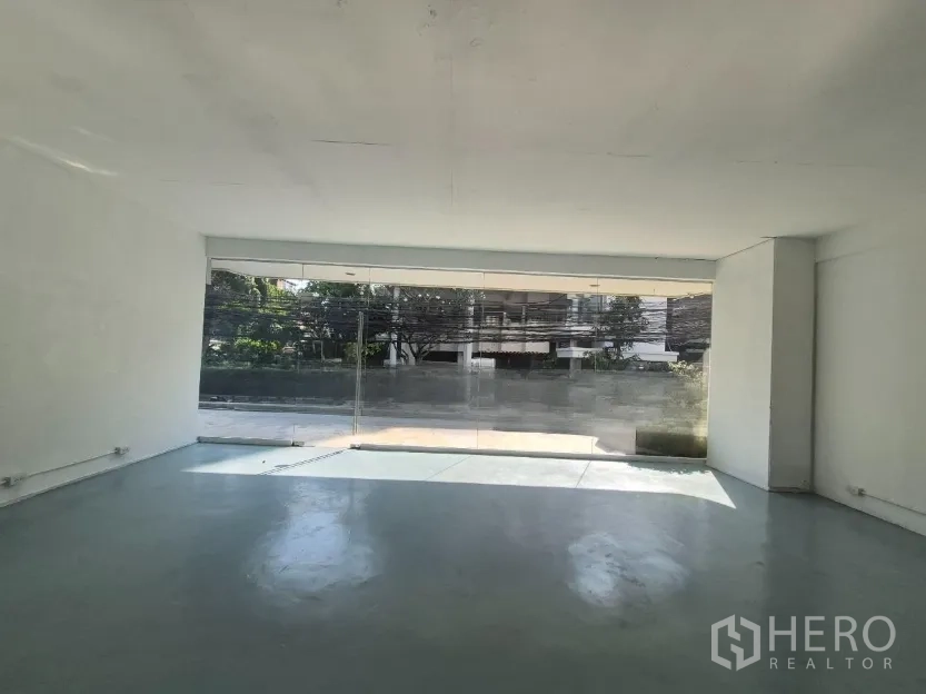 零售空间 for rent in Watthana, Bangkok - 开放式室内空间，落地窗引入充足自然光，可见街景。
