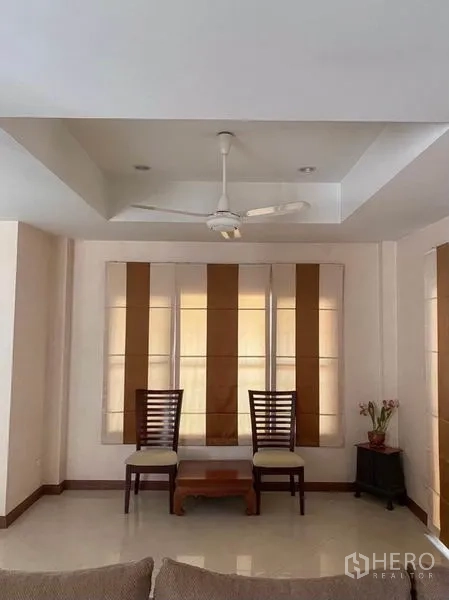 บ้าน ให้เช่าหรือขายในMin Buri, Bangkok - มุมนั่งเล่นเพดานหลุม พัดลมติดเพดาน เก้าอี้สองตัวริมหน้าต่างสูง