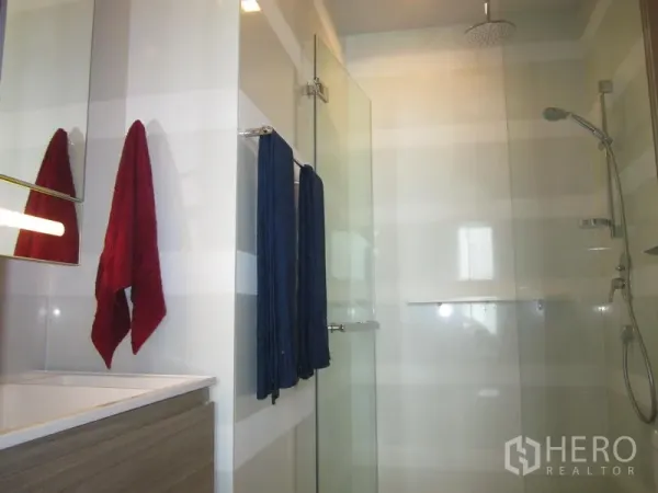 คอนโด ให้เช่าในKhlong Toei, Bangkok - ห้องน้ำร่วมสมัย พร้อมตู้กระจกอาบน้ำ ฝักบัวเรนชาวเวอร์และฝักบัวสายอ่อน ผนังลายเส้น