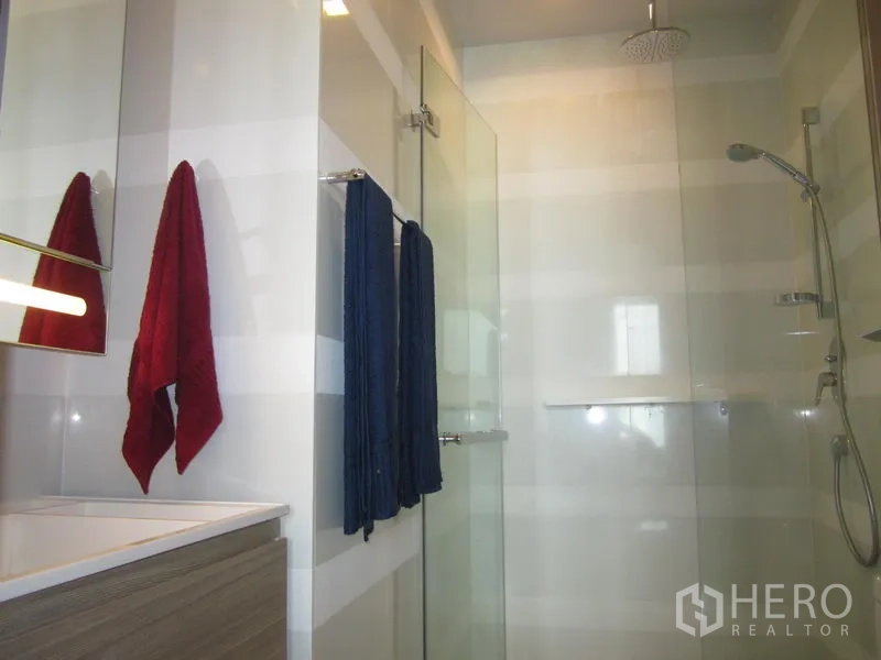 คอนโด ให้เช่าในKhlong Toei, Bangkok - ห้องน้ำร่วมสมัย พร้อมตู้กระจกอาบน้ำ ฝักบัวเรนชาวเวอร์และฝักบัวสายอ่อน ผนังลายเส้น