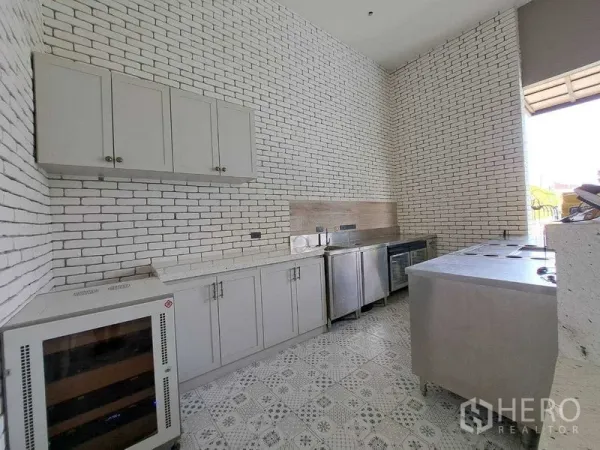 พื้นที่ขายปลีก ให้เช่าในWatthana, Bangkok - ตู้บิวท์อินและตู้แช่ใต้เคาน์เตอร์ในครัวเพดานสูงผนังก่ออิฐสีขาว