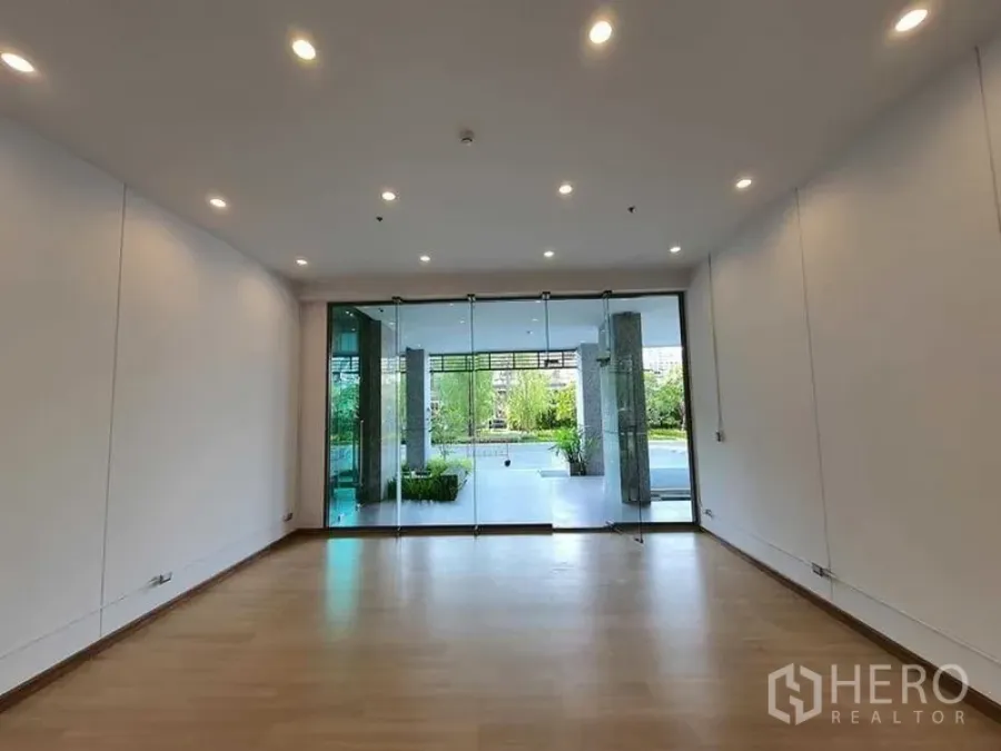 พื้นที่ขายปลีก ให้เช่าในKhlong Toei, Bangkok - พื้นที่ค้าปลีก 40 ตร.ม. พื้นลามิเนต ไฟดาวน์ไลท์ และผนังกระจกเต็มบานเปิดสู่ลานสีเขียว ในเขตวัฒนา กรุงเทพฯ