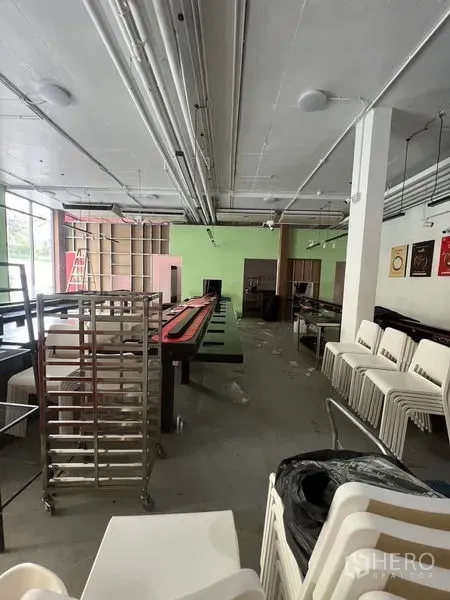 พื้นที่ขายปลีก ให้เช่าในHuai Khwang, Bangkok - ฮอลล์ร้านค้ากว้าง มีชั้นวาง รถเข็นสแตนเลส และงานระบบเพดานพร้อมตกแต่ง