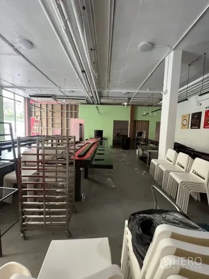 พื้นที่ขายปลีก ให้เช่าในHuai Khwang, Bangkok - ฮอลล์ร้านค้ากว้าง มีชั้นวาง รถเข็นสแตนเลส และงานระบบเพดานพร้อมตกแต่ง