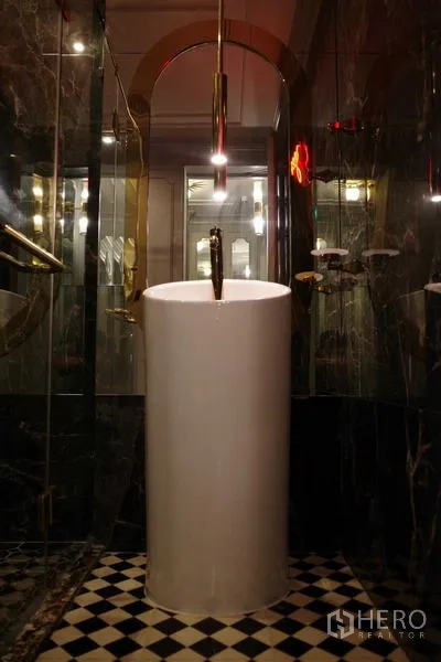 คอนโด ขาย - ห้องน้ำหรู อ่างล้างหน้าทรงกระบอก กระจกกั้นอาบน้ำ และผนังหินอ่อนเข้ม