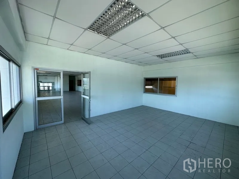 โรงงาน ให้เช่าในChon Buri - ห้องสำนักงานปูกระเบื้อง ฝ้าเพดาน T-bar ไฟฟลูออเรสเซนต์ และประตูกระจกบานเลื่อน