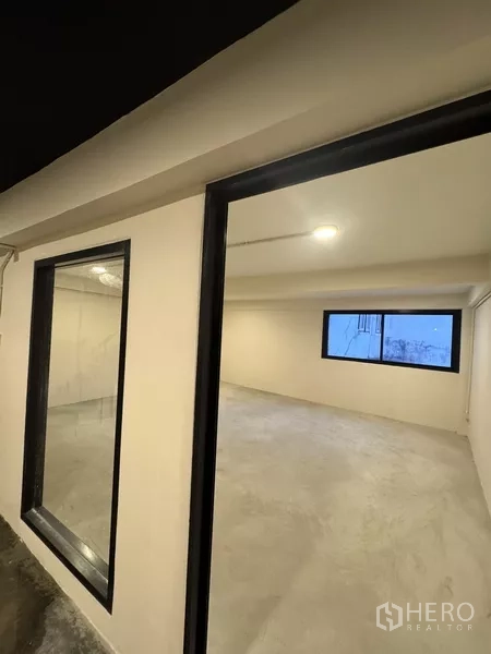 อาคารพาณิชย์ ให้เช่า - โถงเพดานสูงมีชั้นลอย เพดานสีดำและบันได เหมาะจัดแสดงสินค้า