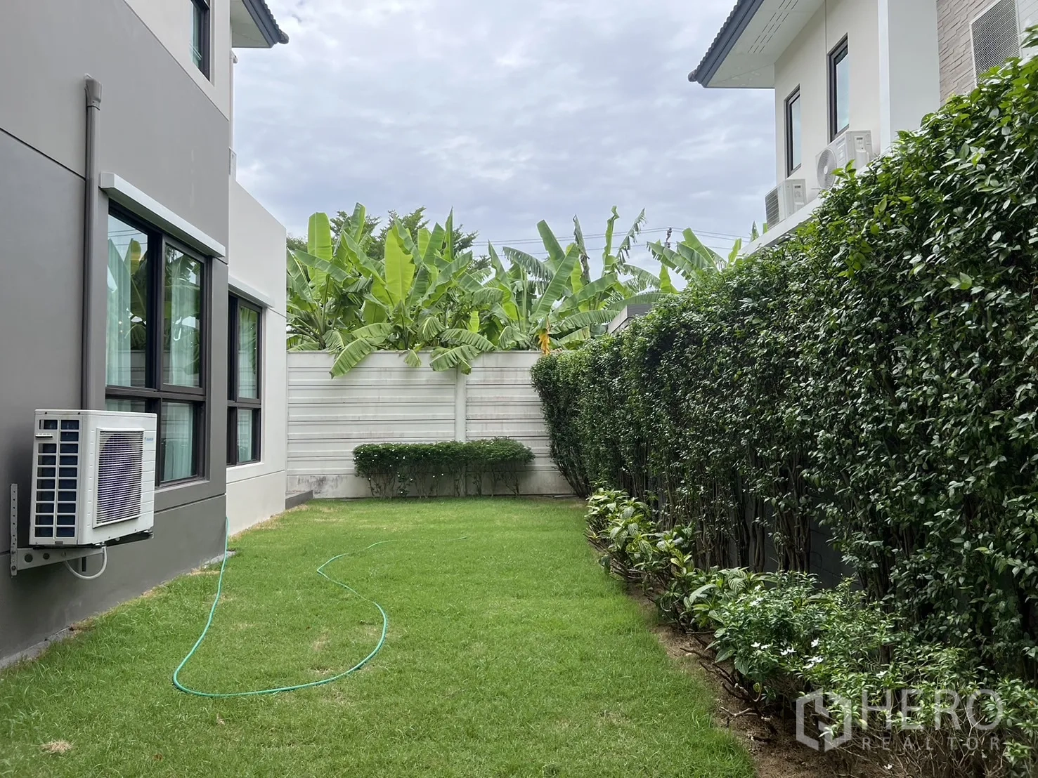 บ้าน ให้เช่าหรือขายในPrawet, Bangkok - สวนส่วนตัวล้อมรั้วพุ่มไม้และต้นกล้วย