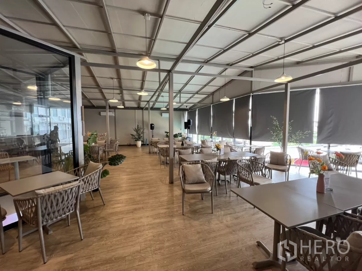พื้นที่ขายปลีก ให้เช่าในKhlong Toei, Bangkok - มุมกว้างของห้องรับรองสว่าง โปร่ง มีโต๊ะหลายชุด หน้าต่างบานใหญ่พร้อมมู่ลี่ และต้นไม้ในร่ม.