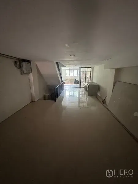 อาคารพาณิชย์ ให้เช่าในKhlong Toei, Bangkok - ผังอาคารลึกแบบช็อปเฮาส์ มีหน้าต่างด้านหน้า บันไดกลางอาคาร และพื้นกระเบื้อง