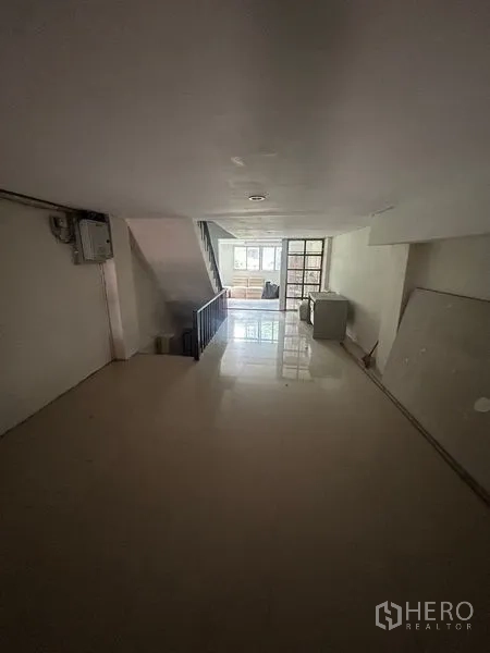 อาคารพาณิชย์ ให้เช่าในKhlong Toei, Bangkok - ผังอาคารลึกแบบช็อปเฮาส์ มีหน้าต่างด้านหน้า บันไดกลางอาคาร และพื้นกระเบื้อง