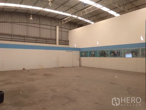 Factory for sale in Lam Luk Ka, Pathum Thani - Spacious production hall with skylights, insulated metal roof and white walls.