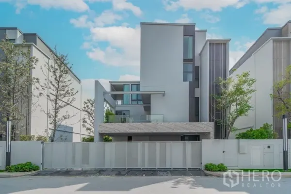 บ้าน ให้เช่า - บ้านเดี่ยวสไตล์โมเดิร์นหลายชั้น พร้อมประตูรั้วและหน้ากากมินิมอล.
