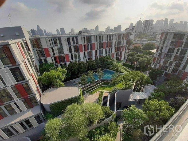 คอนโด ให้เช่าในWatthana, Bangkok - มุมสูงของคอนโดโลว์ไรส์ล้อมรอบสระว่ายน้ำและสวน พร้อมฉากหลังเมือง