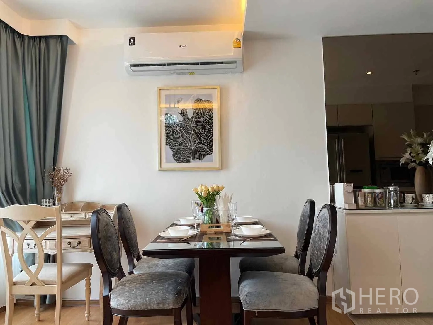 公寓 for rent in Watthana, Bangkok - 餐区设四人餐桌，墙式空调与窗帘，紧邻厨房。
