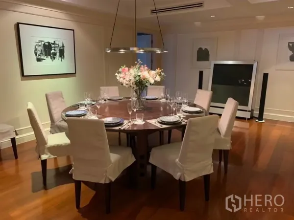 คอนโด ให้เช่าหรือขายในWatthana, Bangkok - ห้องทานอาหารทางการ โต๊ะกลม โคมไฟแขวน และการจัดโต๊ะครบชุด