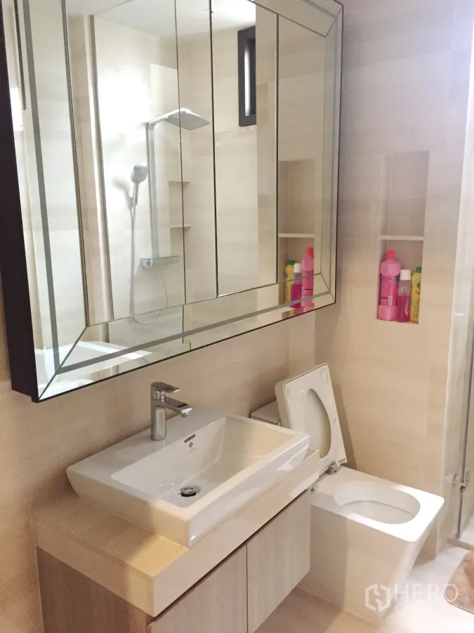 คอนโด ให้เช่าในWatthana, Bangkok - ห้องน้ำสไตล์โมเดิร์น มีตู้กระจก อ่างล้างหน้า โถสุขภัณฑ์ และตู้ฝักบัวกระจก
