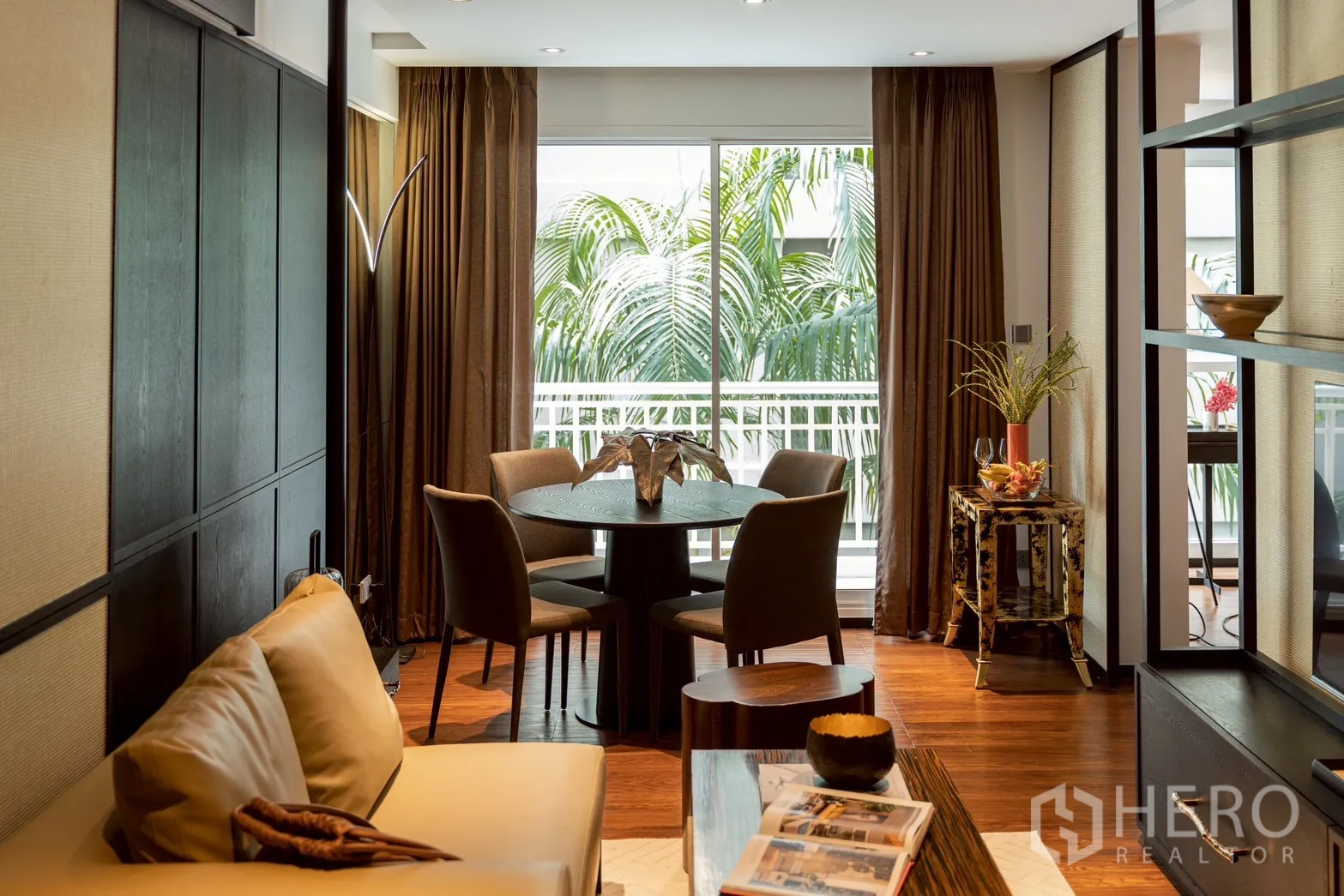 公寓 for rent or sale in Pathum Wan, Bangkok - 餐桌四椅靠近大窗，窗外绿意可见。