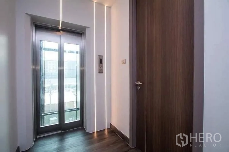 สำนักงานที่บ้าน ให้เช่าในDon Mueang, Bangkok - โถงลิฟต์ชั้นบน ลิฟต์สแตนเลสคู่กับประตูไม้