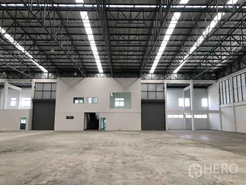 工厂 出租在Phra Nakhon Si Ayutthaya - 厂房正面，双卷帘门与一体化办公区。