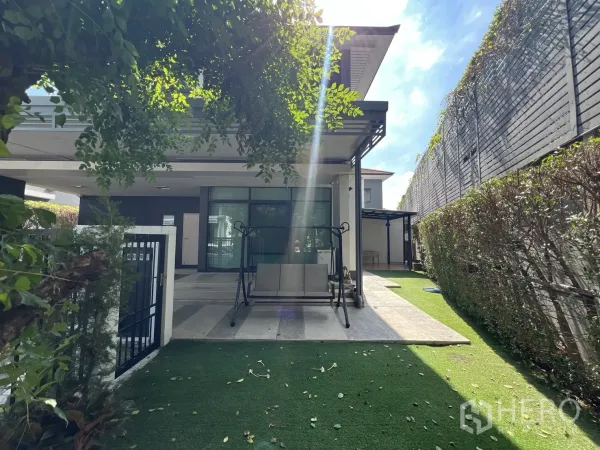 独立式住宅 出售在Bang Kapi, Bangkok - 前庭草坪、人行篱笆与带顶露台。