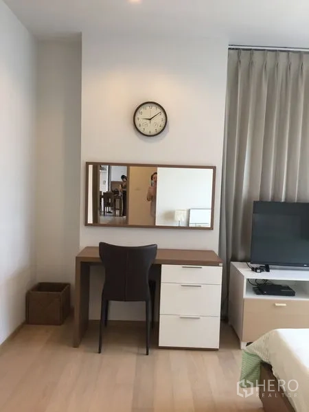 公寓 出租在Watthana, Bangkok - 带书桌、抽屉、墙面镜与时钟的工作/梳妆角