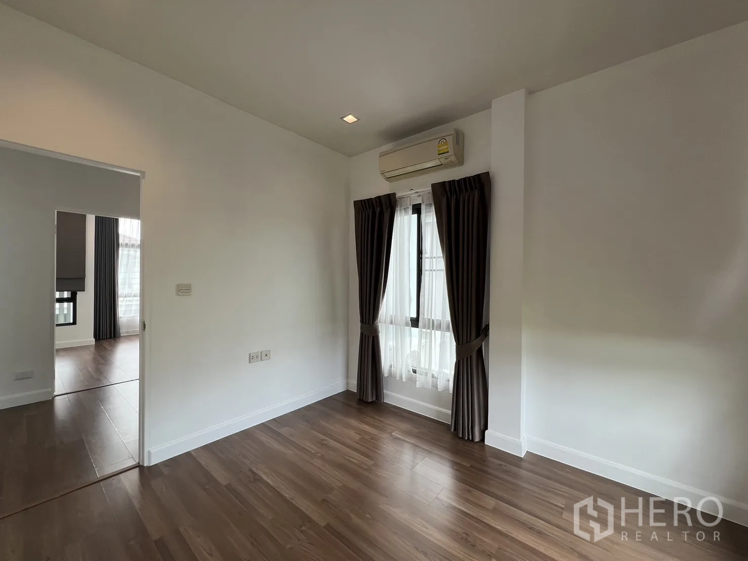 独立式住宅 出租在Bang Kapi, Bangkok - 第三卧室另一视角，白墙与灰色窗帘。