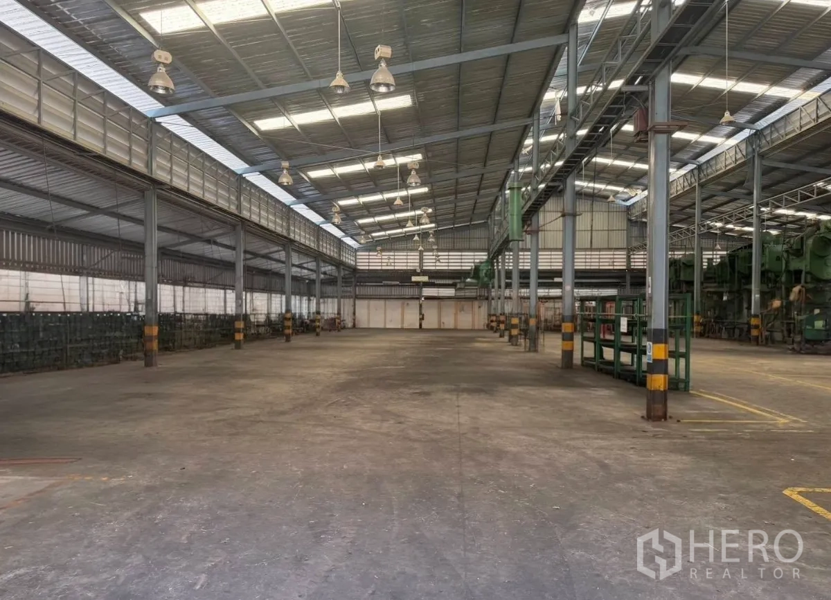 โรงงาน for rent in Bang Phli, Samut Prakan - ฮอลล์โรงงานกว้าง เสาเหล็ก หลังคาสูง มีแผ่นใสรับแสงธรรมชาติ