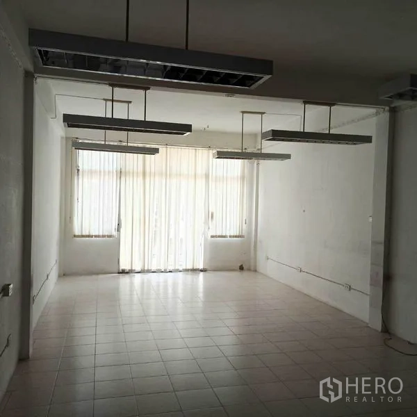 อาคารพาณิชย์ ให้เช่าในKhlong Toei, Bangkok - พื้นที่เปิดโล่งพร้อมโคมไฟฟลูออเรสเซนต์แขวนและม่านบังแสงเต็มผนัง