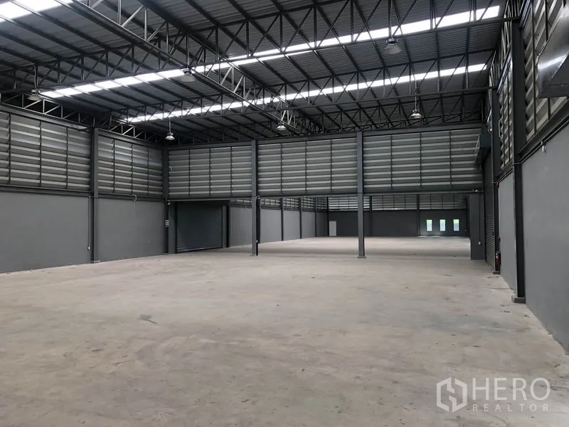 工厂 出租或出售在Bang Bo, Samut Prakan - 开阔生产空间，通风百叶与天窗采光，混凝土地面。