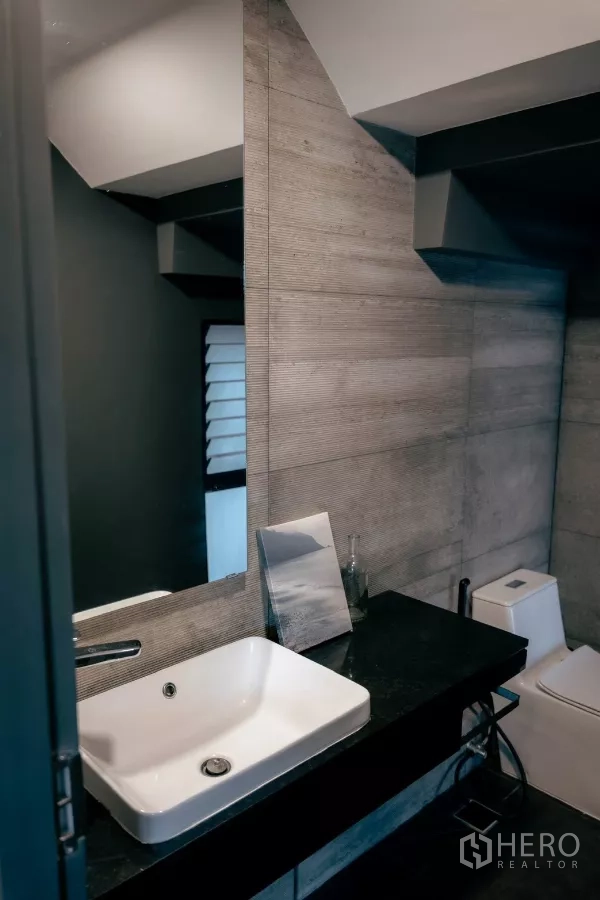 独立式住宅 出租或出售在Bang Phli, Samut Prakan - 深色系客卫，方形台盆与黑色台面。