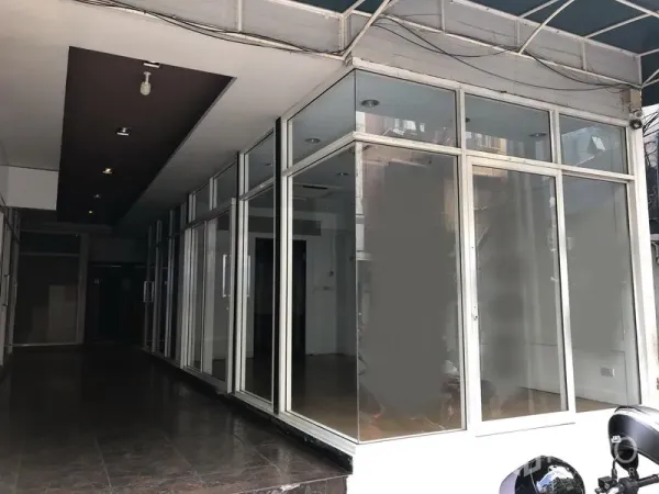 พื้นที่ขายปลีก ให้เช่าในKhlong Toei, Bangkok - พื้นที่ร้านค้าชั้นล่างหน้ากระจกเต็มบาน มุมอาคาร มีประตูกระจกและกันสาดในย่านพร้อมพงษ์