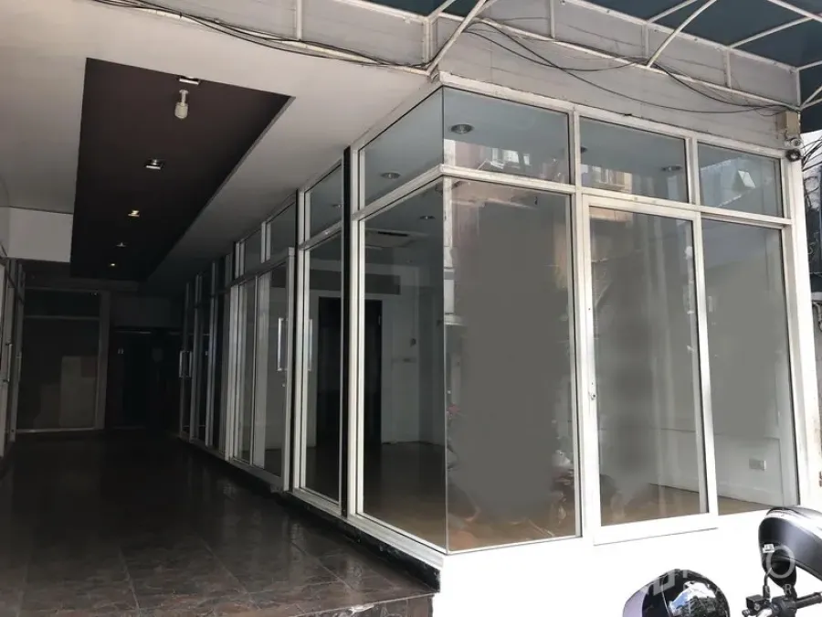 พื้นที่ขายปลีก ให้เช่าในKhlong Toei, Bangkok - พื้นที่ร้านค้าชั้นล่างหน้ากระจกเต็มบาน มุมอาคาร มีประตูกระจกและกันสาดในย่านพร้อมพงษ์