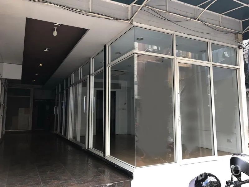 พื้นที่ขายปลีก ให้เช่าในKhlong Toei, Bangkok - พื้นที่ร้านค้าชั้นล่างหน้ากระจกเต็มบาน มุมอาคาร มีประตูกระจกและกันสาดในย่านพร้อมพงษ์