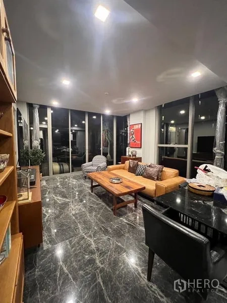 คอนโด ให้เช่าในWatthana, Bangkok - ห้องรับแขกยามค่ำ พื้นหินอ่อนและหน้าต่างบานใหญ่ให้แสงสว่าง