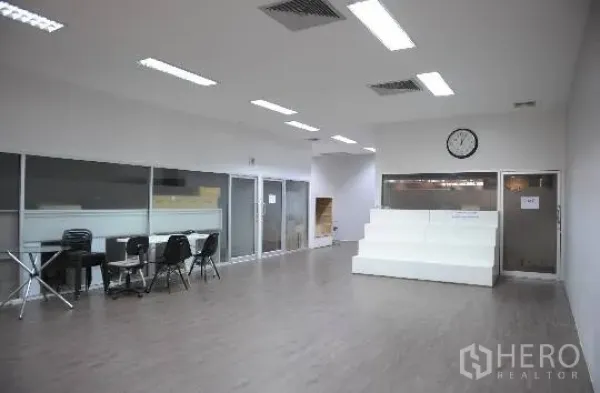 สำนักงาน ให้เช่าในKhlong Toei, Bangkok - พื้นที่สำนักงานแบบเปิด พื้นลามิเนต ไฟเพดาน ผนังกระจก และแท่นต้อนรับ