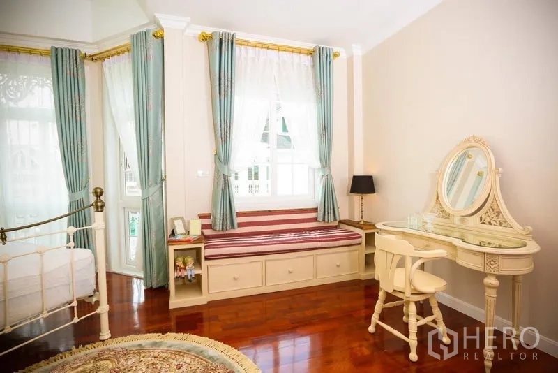 Detached House for rent in Bang Na, Bangkok - Cozy bedroom with vintage vanity desk, bay window seat and pastel drapes.