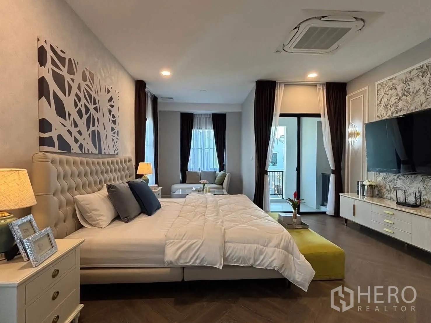 独栋房屋 for rent in Saphan Sung, Bangkok - 宽敞主卧，带阳台出入口、电视墙与床尾长凳。