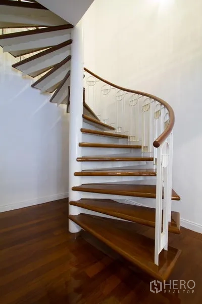 อพาร์ทเมนท์ ให้เช่าในWatthana, Bangkok - ภาพระยะใกล้บันไดเวียนไม้ ราวสีขาวและขั้นไม้สีเข้ม