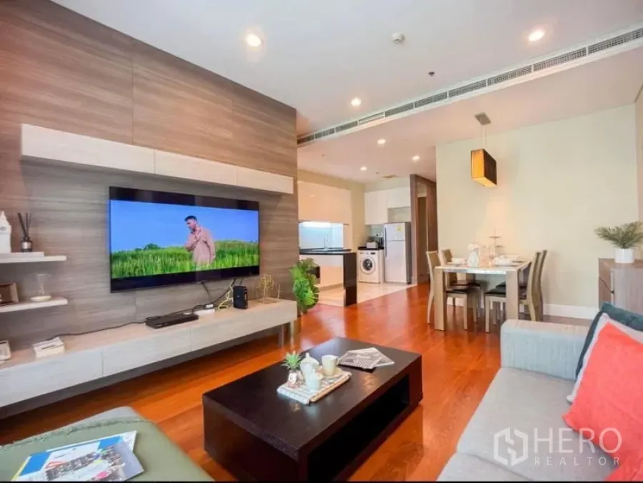 คอนโด ให้เช่าในKhlong Toei, Bangkok - อีกมุมของห้องนั่งเล่น ผนังทีวีลอย โซฟา และมุมทานอาหาร