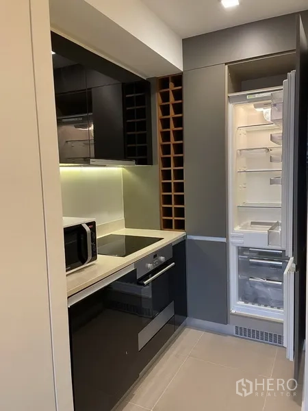 คอนโด ขายในKhlong San, Bangkok - ครัวยุโรปขนาดกะทัดรัด มีเตาอบ เตาไฟฟ้า ช่องเก็บไวน์ และตู้เย็นสูง