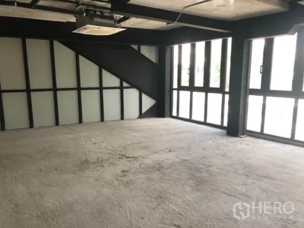 零售空间 出租在Khlong Toei, Bangkok - 118平方米开放式零售铺，混凝土地面与落地窗，临近Phrom Phong站。