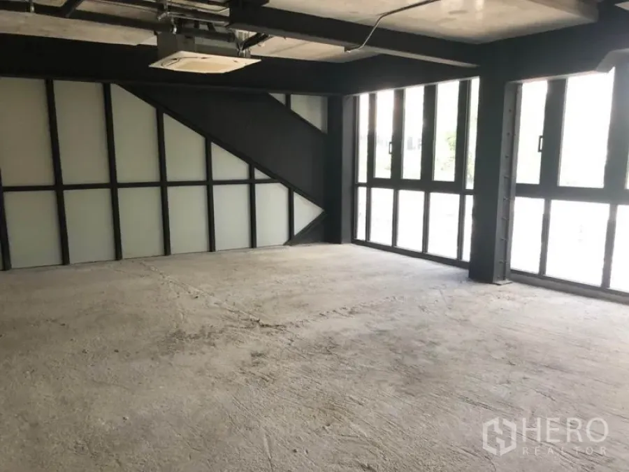 零售空间 出租在Khlong Toei, Bangkok - 118平方米开放式零售铺，混凝土地面与落地窗，临近Phrom Phong站。