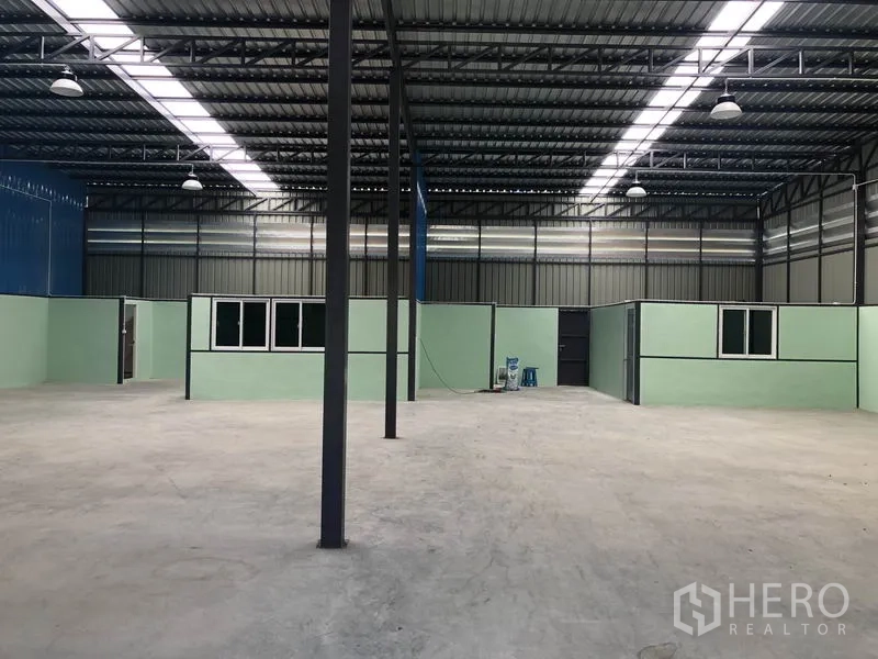 货栈 出租在Khlong Luang, Pathum Thani - 约400㎡的开放式仓储区，设浅绿色分隔办公室与窗户，照明明亮。