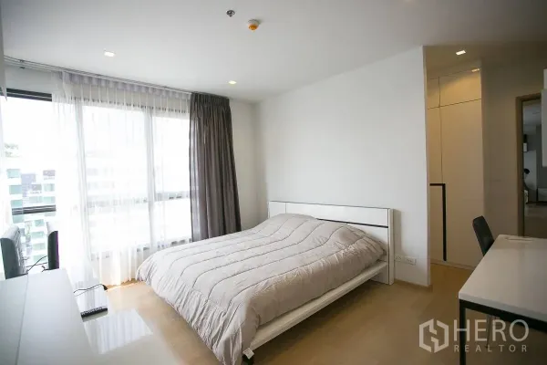 คอนโด ให้เช่าในWatthana, Bangkok - ห้องนอนสว่าง โปร่งด้วยหน้าต่างบานใหญ่ ม่านสองชั้น โต๊ะทำงาน และเตียงควีน